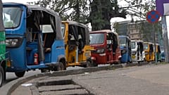 "Keke"-Dreiradtaxis in Sierra Leones Hauptstadt Freetown