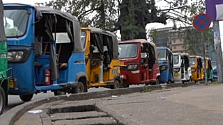 "Keke"-Dreiradtaxis in Sierra Leones Hauptstadt Freetown
