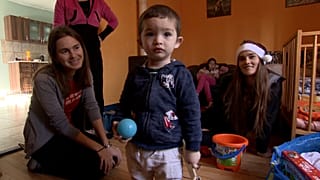 Nikó az InDaHouse két tagjának gyűrűjében