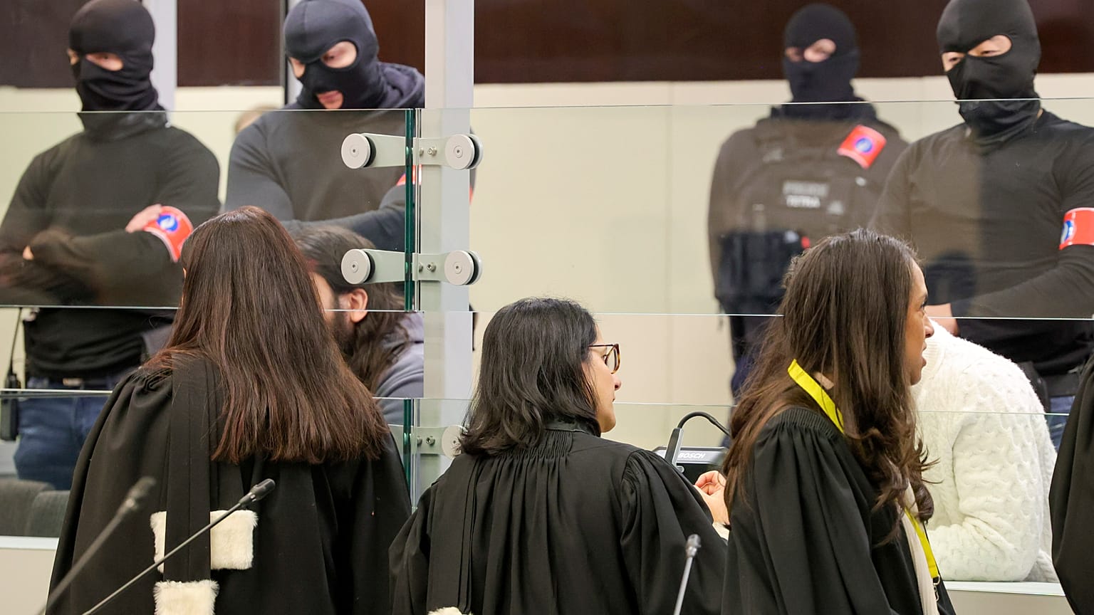 Avocats et accusés s'entretiennent pour l'ouverture des débats