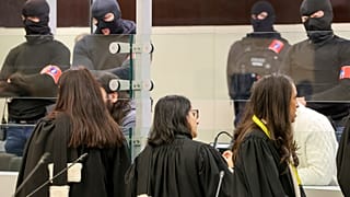 Avocats et accusés s'entretiennent pour l'ouverture des débats