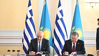 O υπουργός Εξωτερικών Νίκος Δένδιας με τον αναπληρωτή πρωθυπουργό και υπουργό Εξωτερικών του Καζακστάν Mukhtar Tileuberdi υπογράφουν Μνημόνιο Συναντίληψης
