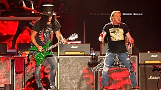 Guns N' Roses Sänger Axl Rose bei einem Konzert 2019 in Austin, Texas. Der 60-jährige will jetzt nicht mehr das Mikrofon in die Menge werfen.