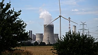 éolienne et centrale nucléaire à Niederaussem (Allemagne), le 13/07/2022