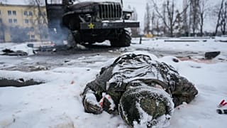 جثة عسكري روسي قتل في بداية الحرب في منطقة خاركيف 
