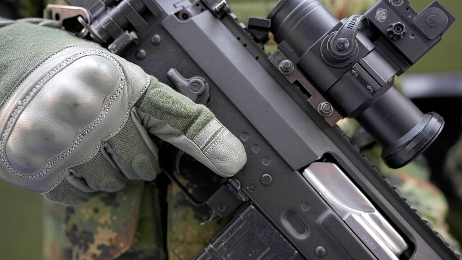 Ein Soldat trägt eine M19 auf einer Waffenausstellung in Belgrad