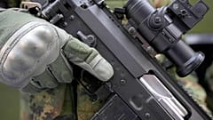 Ein Soldat trägt eine M19 auf einer Waffenausstellung in Belgrad