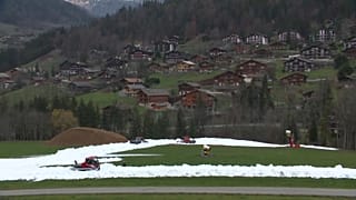 Des dameuses créent de toutes pièces les pistes de ski pour la Coupe du monde de Biathlon.