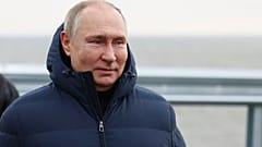 El presidente ruso, Vladimir Putin, visita el puente de Crimea que une la Rusia continental y la península de Crimea sobre el estrecho de Kerch