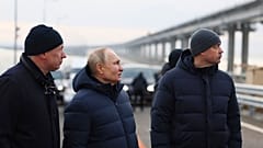 Vladimir Putin visita ponte de Kerch, na Crimeia