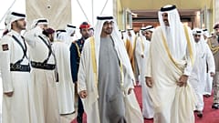 امیر قطر (سمت راست تصویر) در فرودگاه حمد در دوحه از رئیس دولت امارات عربی متحده استقبال کرد.دوشنبه پنجم دسامبر ۲۰۲۲.