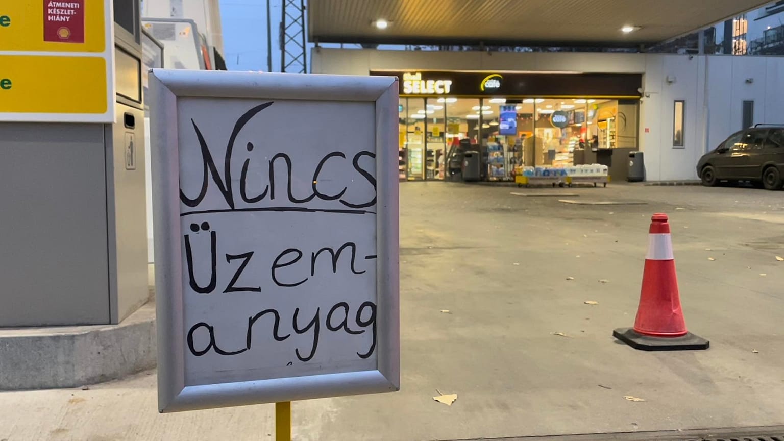 Ezen a budapesti benzinkúton is elfogyott az üzemanyag