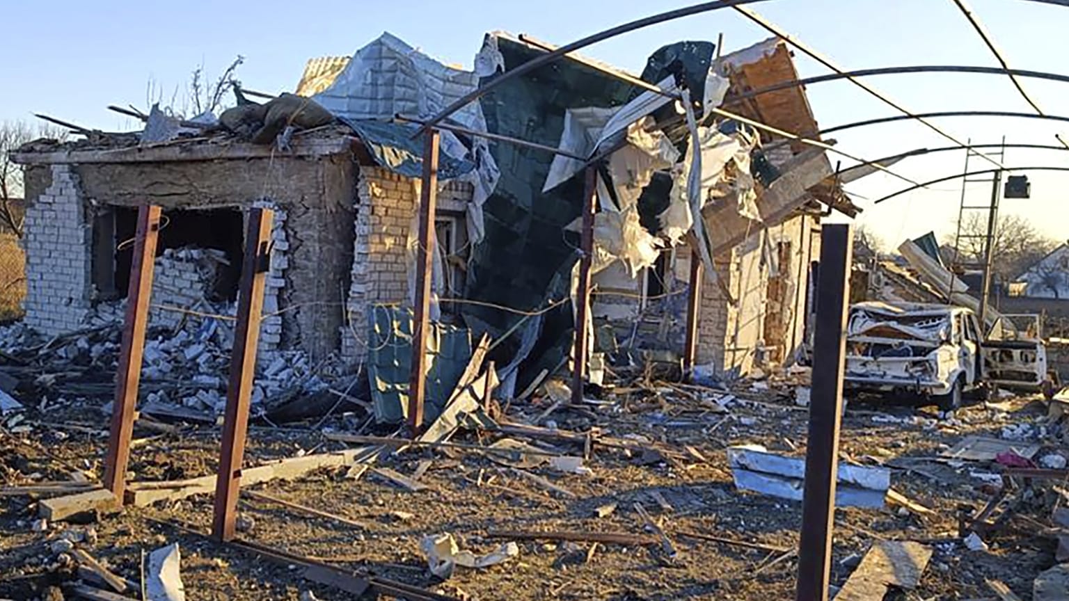 Orosz légicsapás után egy faluban, a déli Zaporizzsja térségében