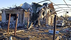 Orosz légicsapás után egy faluban, a déli Zaporizzsja térségében