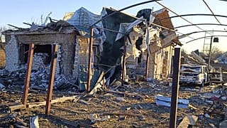 Orosz légicsapás után egy faluban, a déli Zaporizzsja térségében