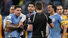 Uruguaylı Edinson Cavani, Al Janoub Stadyumu'nda Gana ile oynanan Dünya Kupası H grubu maçı sonunda kendisine verilen kart nedeniyle Alman hakemle tartışırken