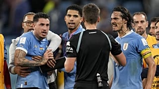 Uruguaylı Edinson Cavani, Al Janoub Stadyumu'nda Gana ile oynanan Dünya Kupası H grubu maçı sonunda kendisine verilen kart nedeniyle Alman hakemle tartışırken