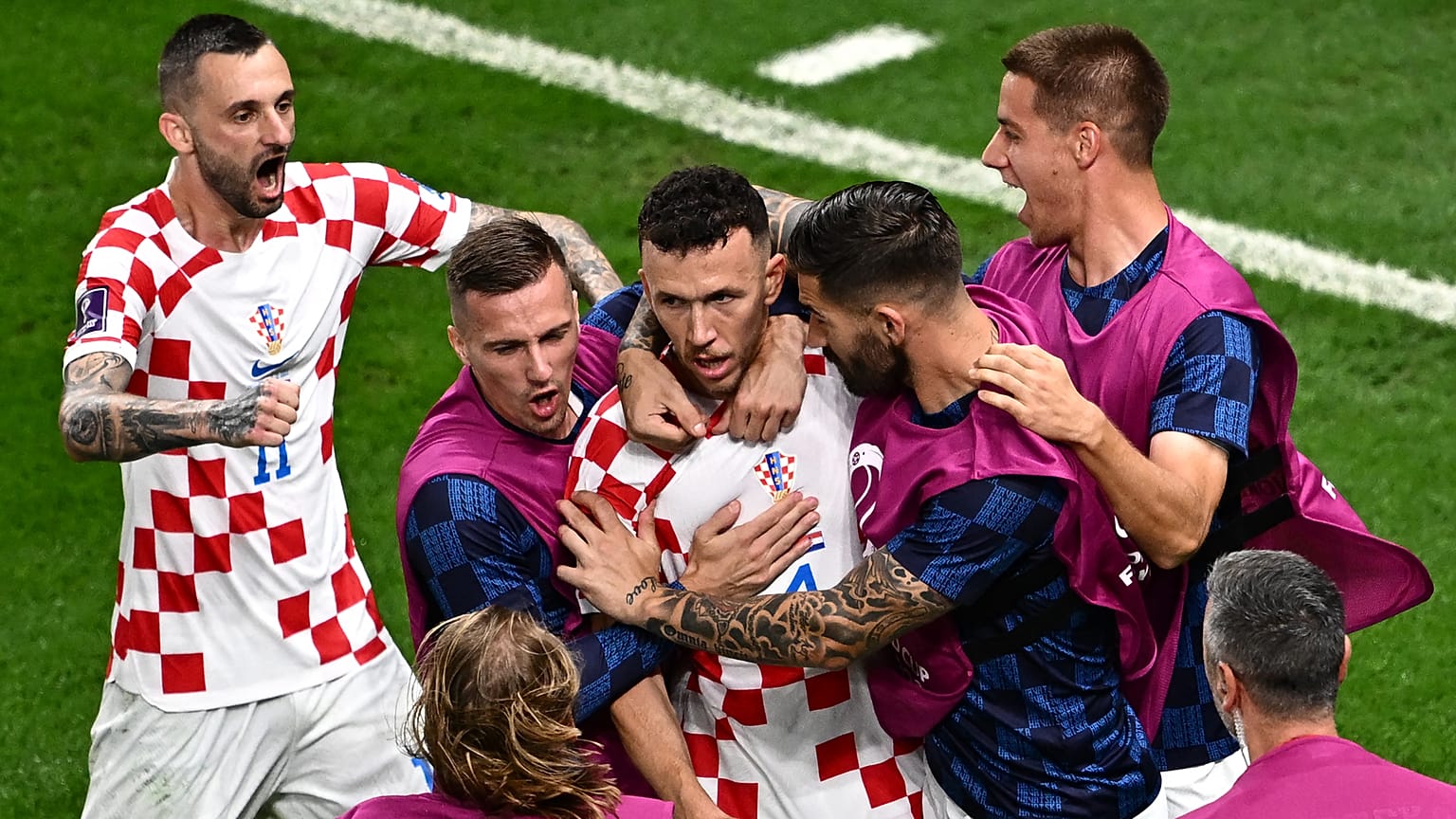 Ivan Perisic félicité par ses coéquipiers après avoir égalisé lors du huitième de finale face au Japon, le 5 décembre 2022 à Al Wakrah au Qatar