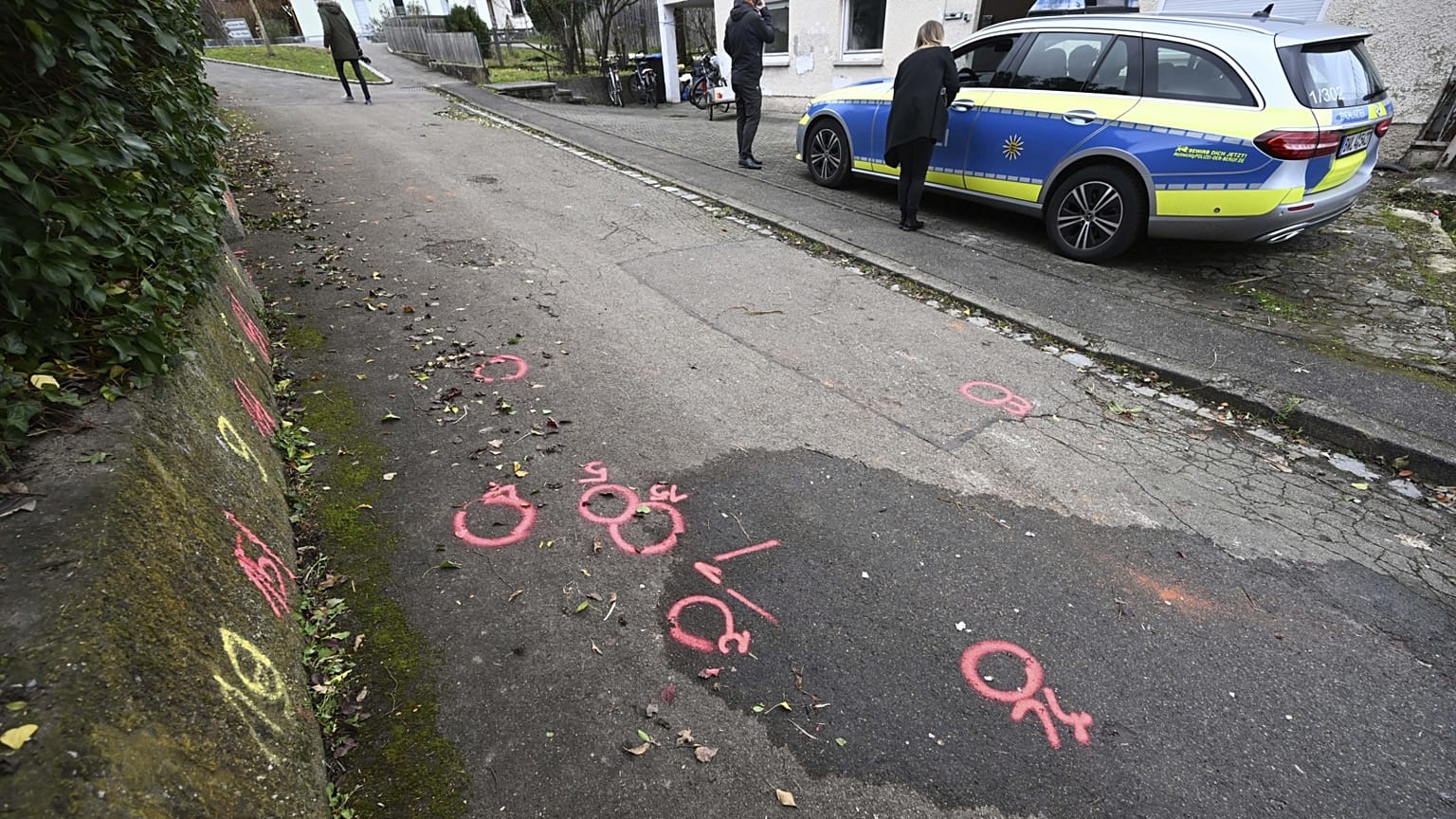 Rendőrségi szakértők felfestései a tett helyszínén