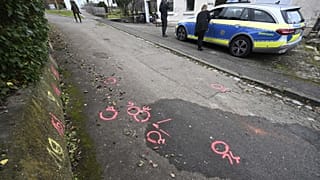 Rendőrségi szakértők felfestései a tett helyszínén