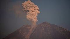 Semeru bricht aus