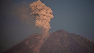 Semeru bricht aus