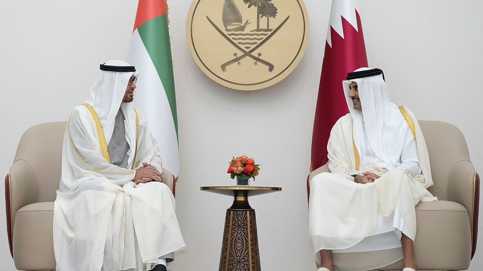 رئيس الإمارات الشيخ محمد بن زايد آل نهيان وأمير قطر تميم بن حمد آل ثاني.