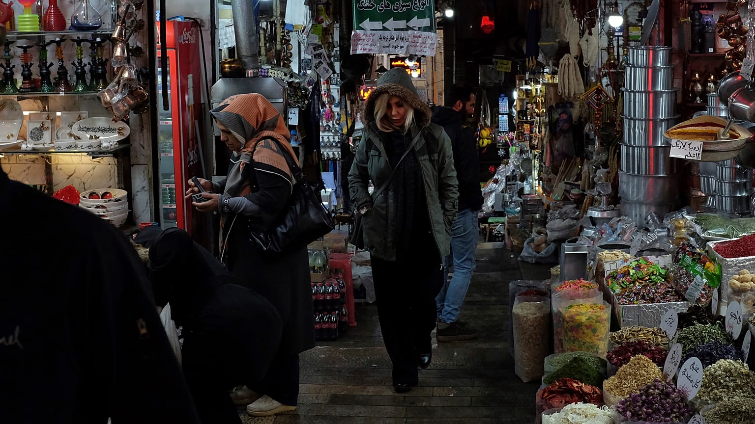 Mujeres este lunes en un mercado de Teherán (Irán).