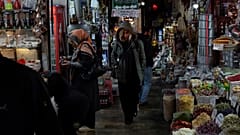 Mujeres este lunes en un mercado de Teherán (Irán).