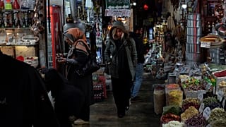 Mujeres este lunes en un mercado de Teherán (Irán).