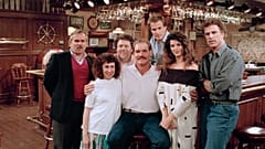Kirstie Alley (derecha) junto al reparto de la serie Cheers en una foto de archivo.