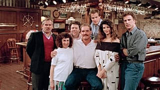 Kirstie Alley (derecha) junto al reparto de la serie Cheers en una foto de archivo.