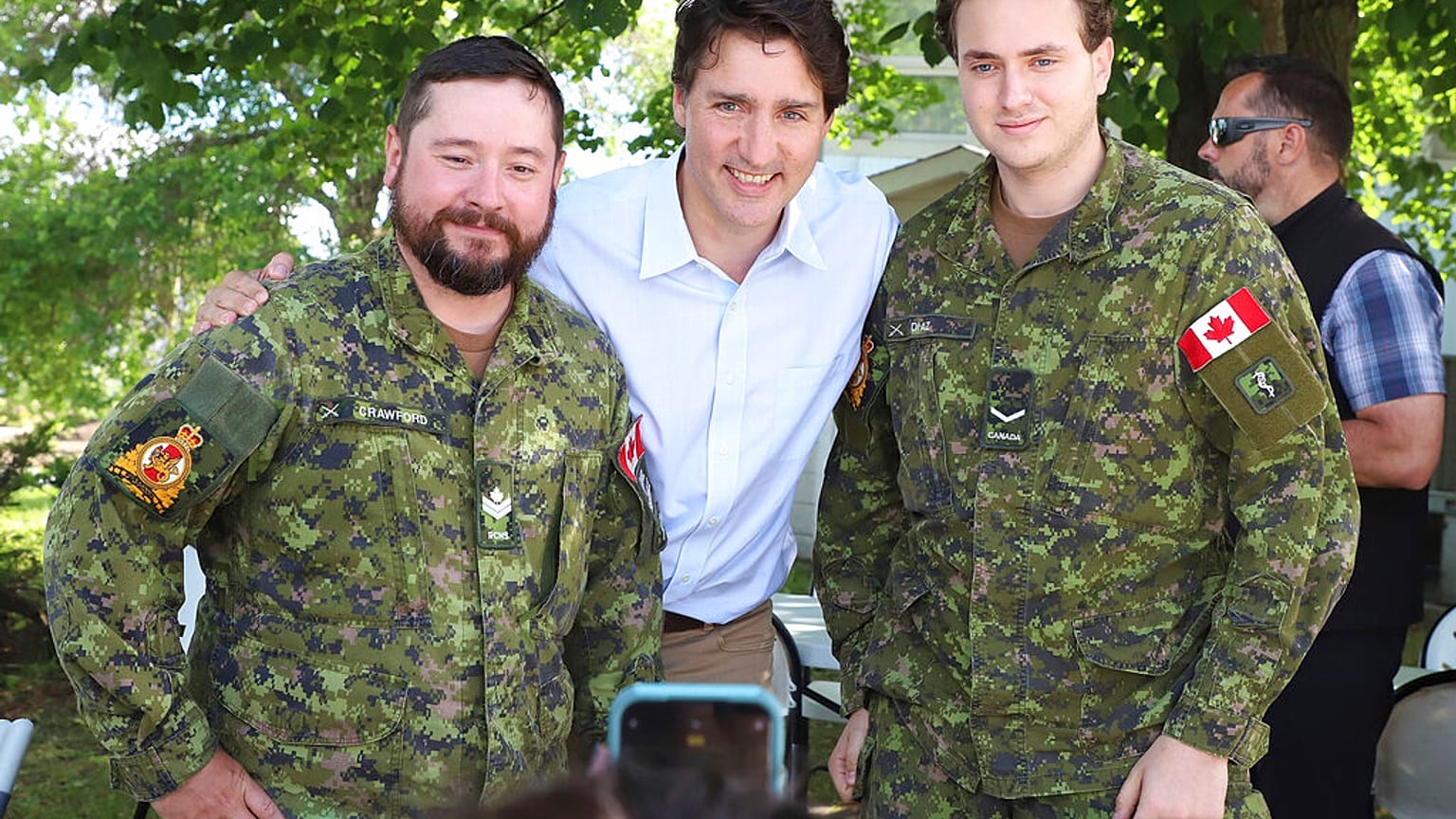 Kanada Başbakanı Trudeau askerlerle mangal partisinde (arşiv) 