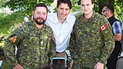 Kanada Başbakanı Trudeau askerlerle mangal partisinde (arşiv) 