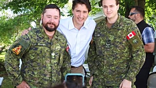 Kanada Başbakanı Trudeau askerlerle mangal partisinde (arşiv) 