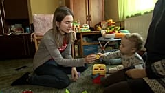 Kinga Tillmann spielt mit dem kleinen Nimrod ein Formenspiel zur Verbesserung der Feinmotorik