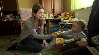 Kinga Tillmann spielt mit dem kleinen Nimrod ein Formenspiel zur Verbesserung der Feinmotorik