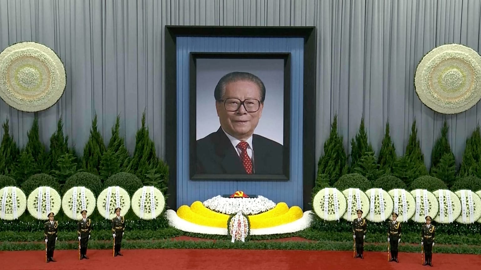 Díszőrség Csiang Cö-min óriás portréja előtt Pekingben, az Országos Népi Gyűlés csarnokában 2022. december 6-án