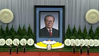 Díszőrség Csiang Cö-min óriás portréja előtt Pekingben, az Országos Népi Gyűlés csarnokában 2022. december 6-án