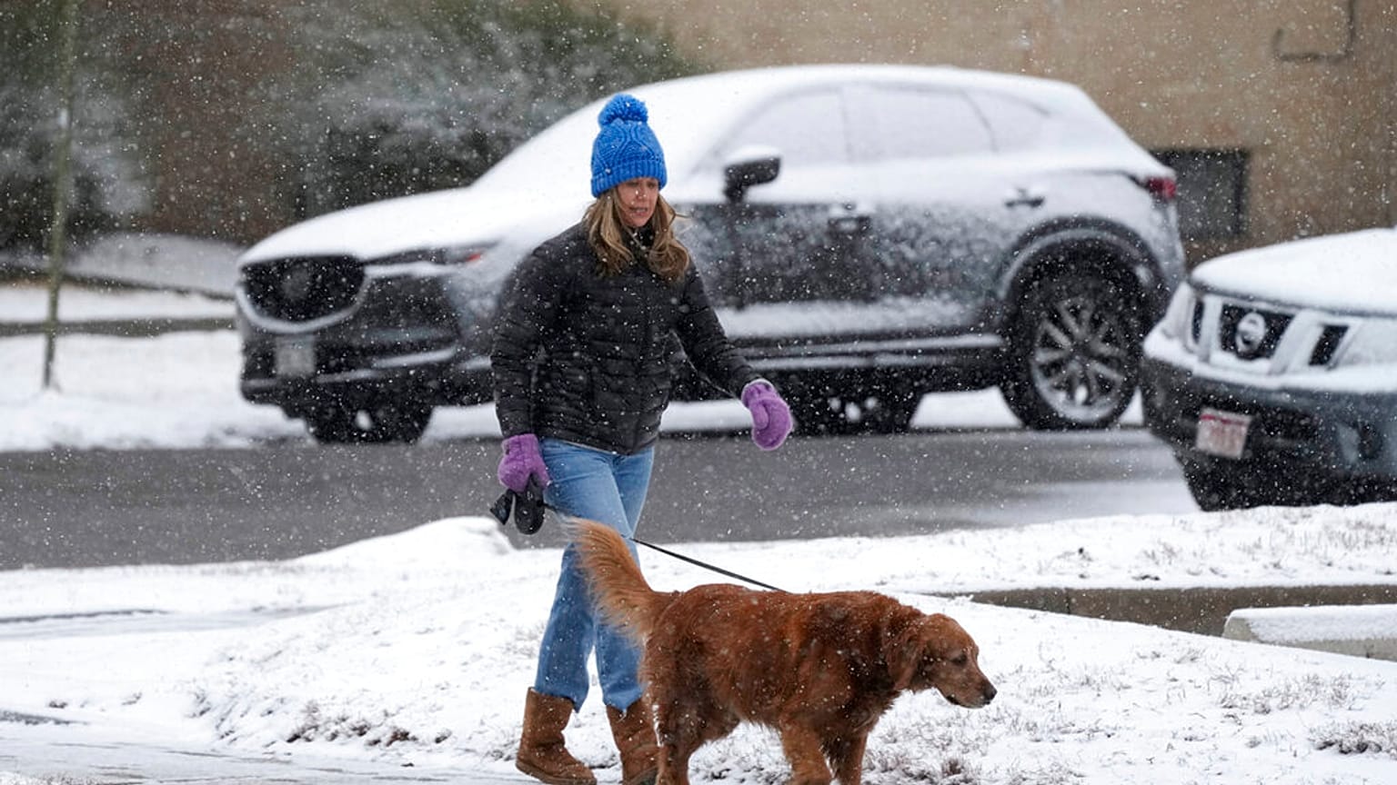 Eine Frau in Colorado geht mit ihrem Hund spazieren, November 2022. Bei niedrigen Temperaturen ist die Wahrscheinlichkeit, krank zu werden erhöht.