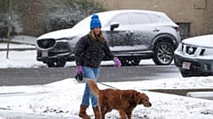 Eine Frau in Colorado geht mit ihrem Hund spazieren, November 2022. Bei niedrigen Temperaturen ist die Wahrscheinlichkeit, krank zu werden erhöht.