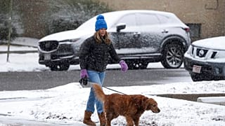 Eine Frau in Colorado geht mit ihrem Hund spazieren, November 2022. Bei niedrigen Temperaturen ist die Wahrscheinlichkeit, krank zu werden erhöht.