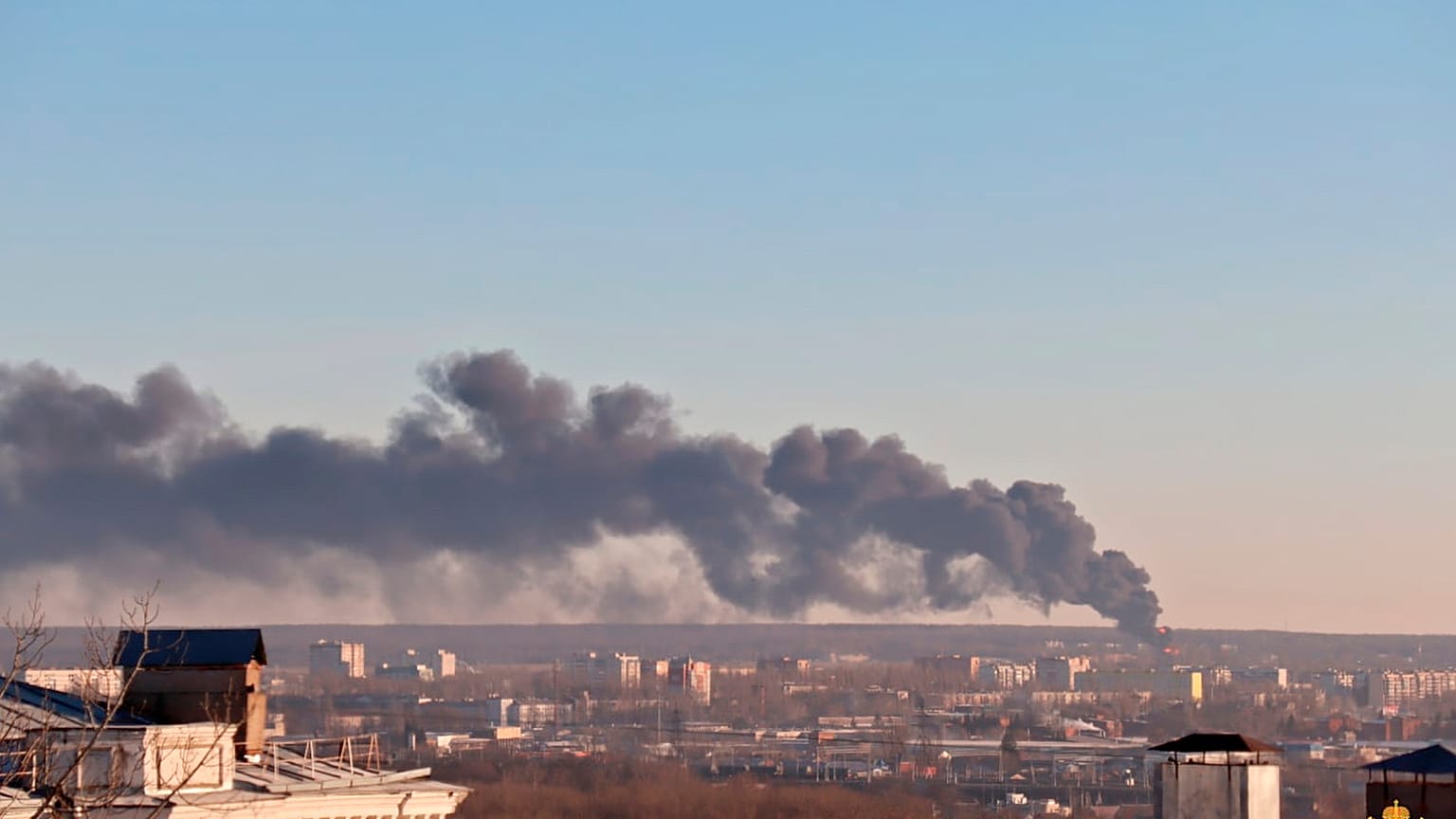 Folge einer Explosion: Dichter Qualm über einem Flughafen in der westrussischen Stadt Kursk