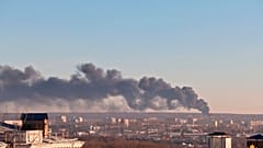 Folge einer Explosion: Dichter Qualm über einem Flughafen in der westrussischen Stadt Kursk