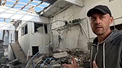 Juri baut Häuser für Binnenflüchtlinge