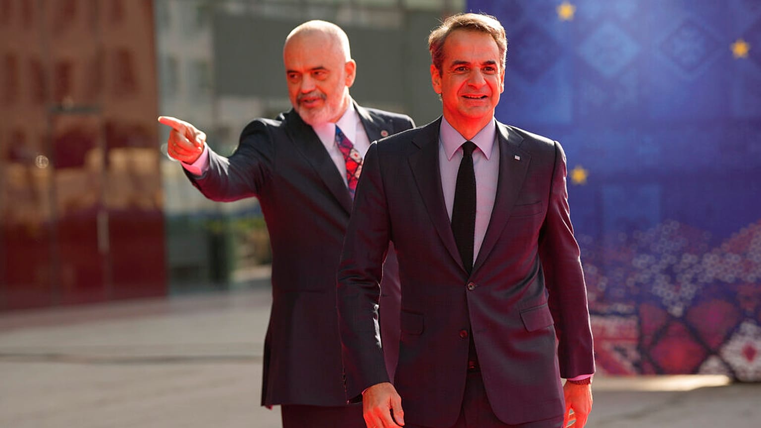 Ο Αλβανός πρωθυπουργός Έντι Ράμα υποδέχεται τον Έλληνα ομολογό του Κυριάκο Μητσοτάκη στη Σύνοδο ΕΕ- Δ. Βαλκανίων στα Τίρανα