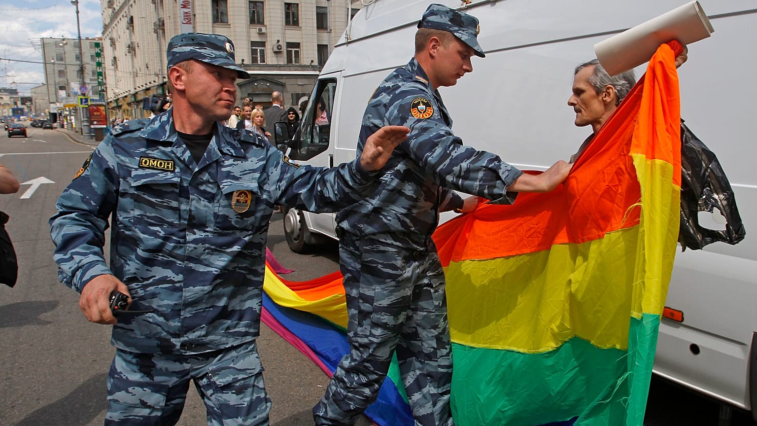 ARCHIVO: Oficiales de policía rusos detienen a un activista de derechos LGBTQ+ con su bandera durante un intento de realizar un desfile del orgullo gay en Moscú, Rusia, 2012.