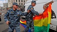 ARCHIVO: Oficiales de policía rusos detienen a un activista de derechos LGBTQ+ con su bandera durante un intento de realizar un desfile del orgullo gay en Moscú, Rusia, 2012.
