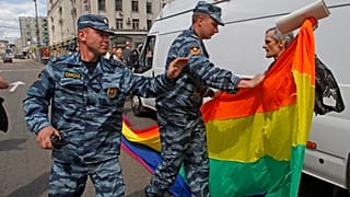 ARCHIVO: Oficiales de policía rusos detienen a un activista de derechos LGBTQ+ con su bandera durante un intento de realizar un desfile del orgullo gay en Moscú, Rusia, 2012.
