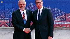 Arnavutluk Başbakanı Edi Rama Zirveye katılmayacağı söylentileri dolaşan Sırbistan Cumhurbaşkanı Vucic'i karşıladı